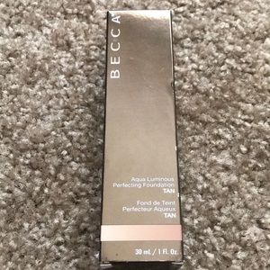 Becca Aqua Luminous perfecting Foundation TAN